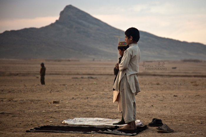 muslim-boys-praying-outdoors-mountain
